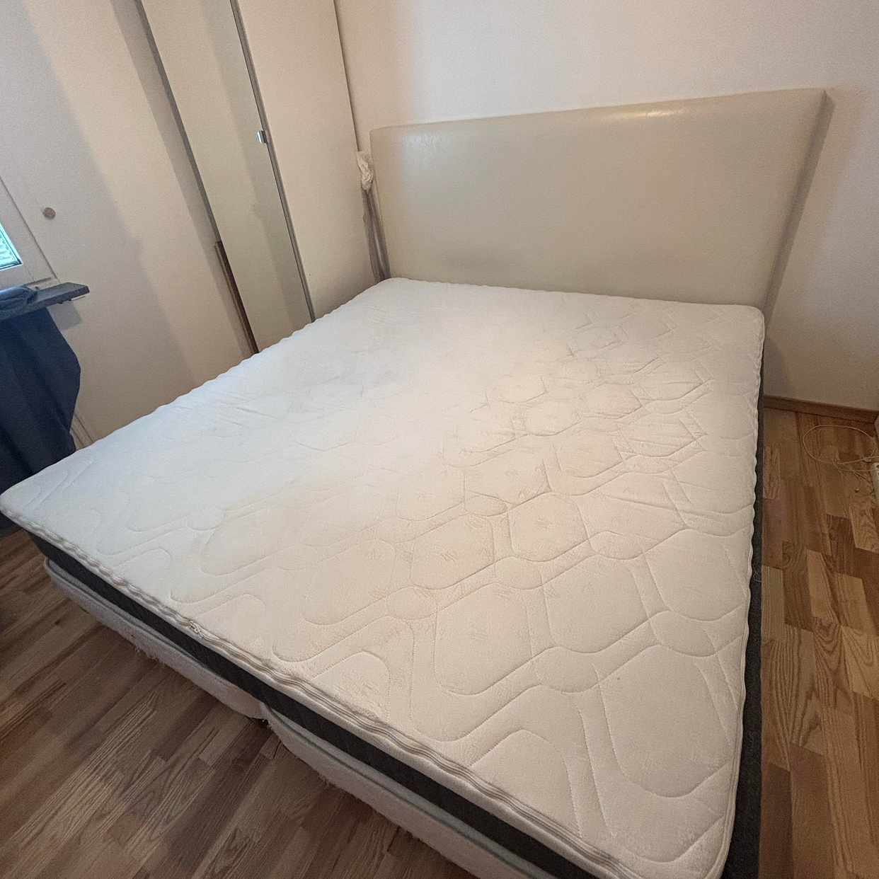 image of Säng och gavel - Sundbyberg