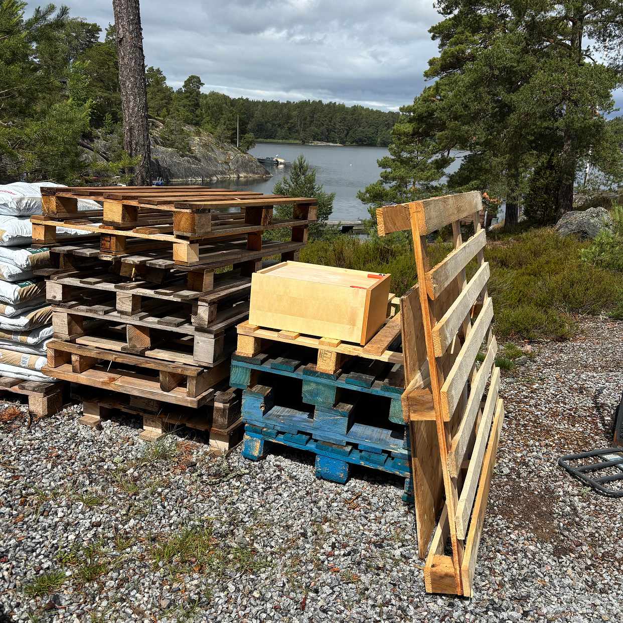 image of Bortforsling av 14 träpal - Värmdö