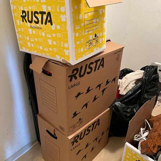 image of Hämta 7 kartonger och en - Tumba
