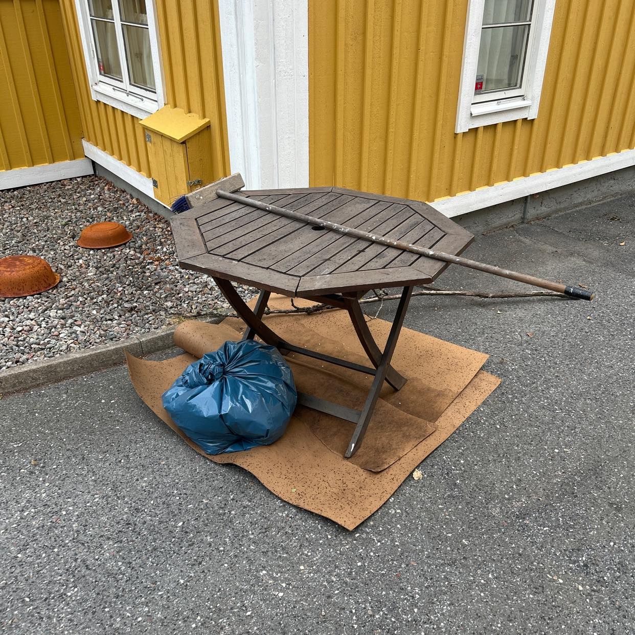 image of Bord, plywood och löv - Hägersten