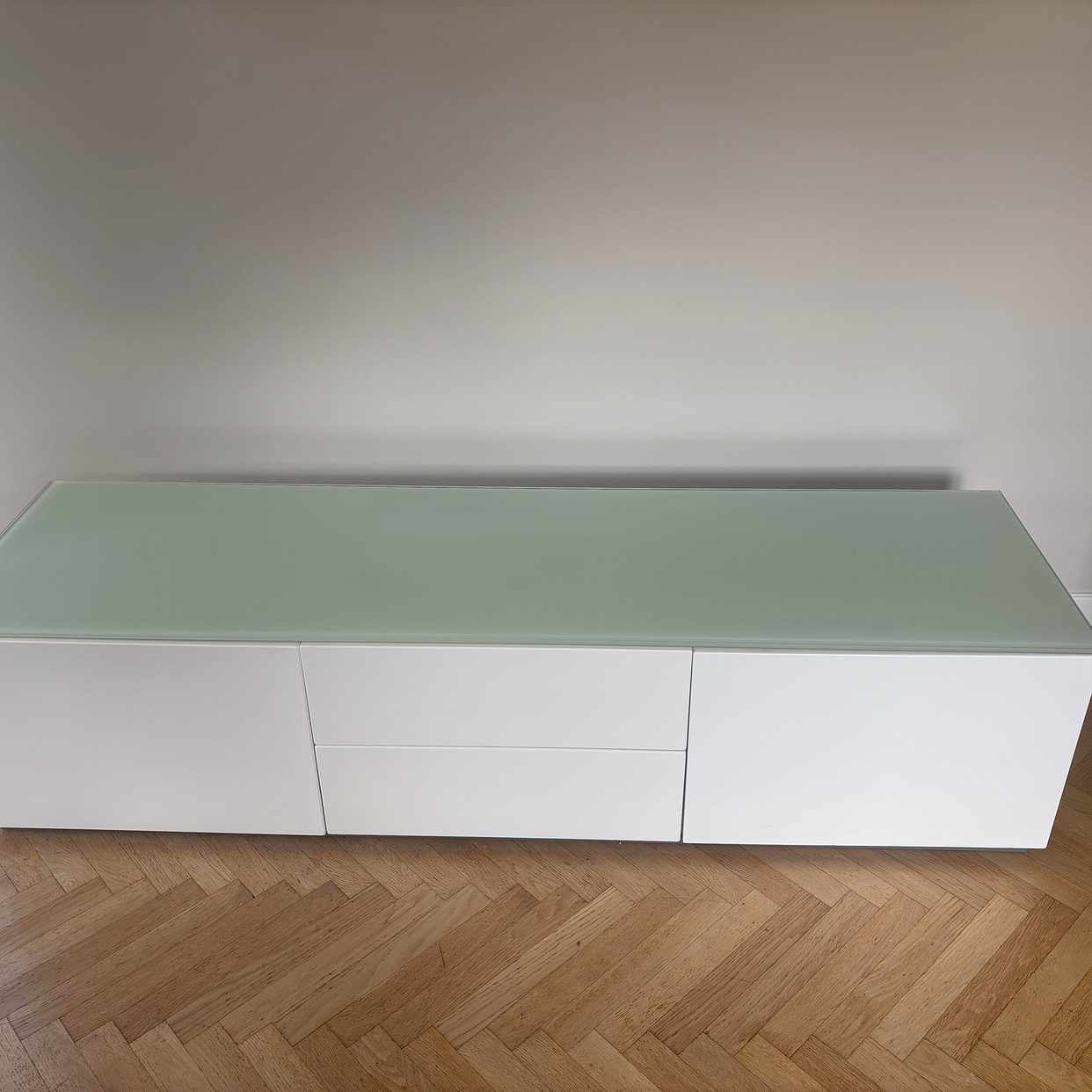 image of Tv bänk och två växter - 