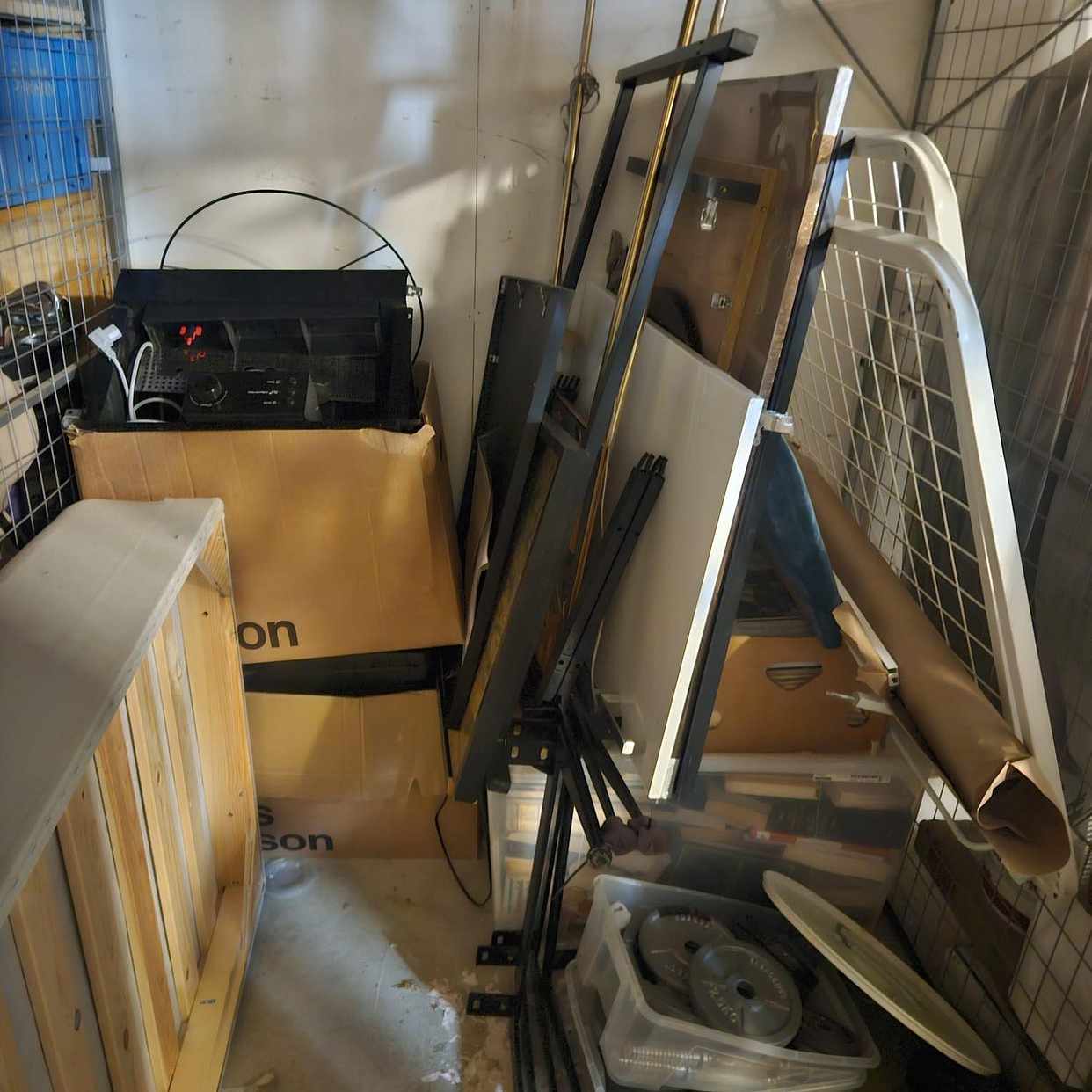 image of Kartonger, plankor, möble - Enskededalen