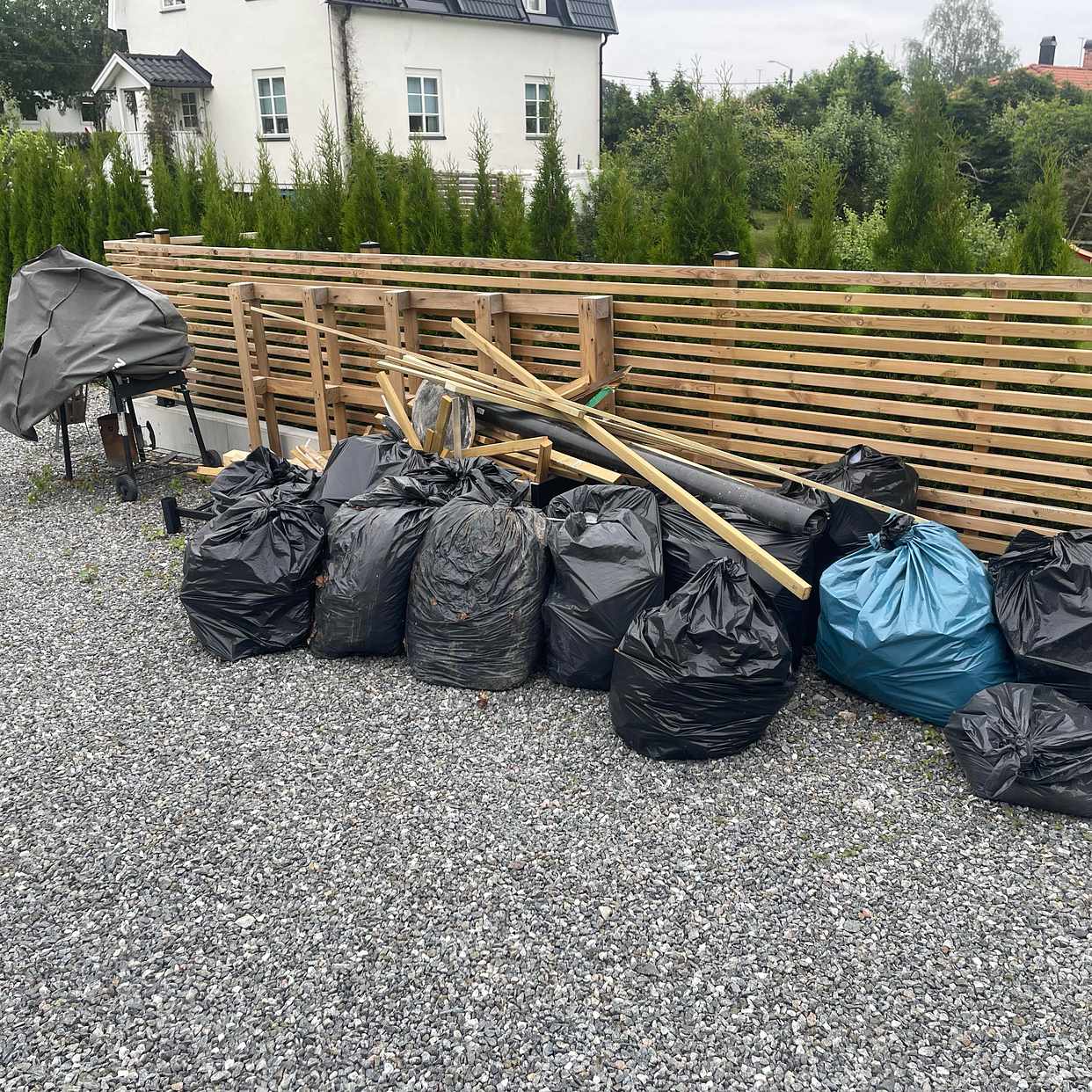 image of Blandat med skräp - Huddinge Sankt Mikaels