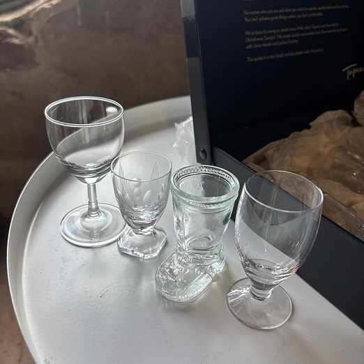 image of Låda med olika shotglas - Bromma