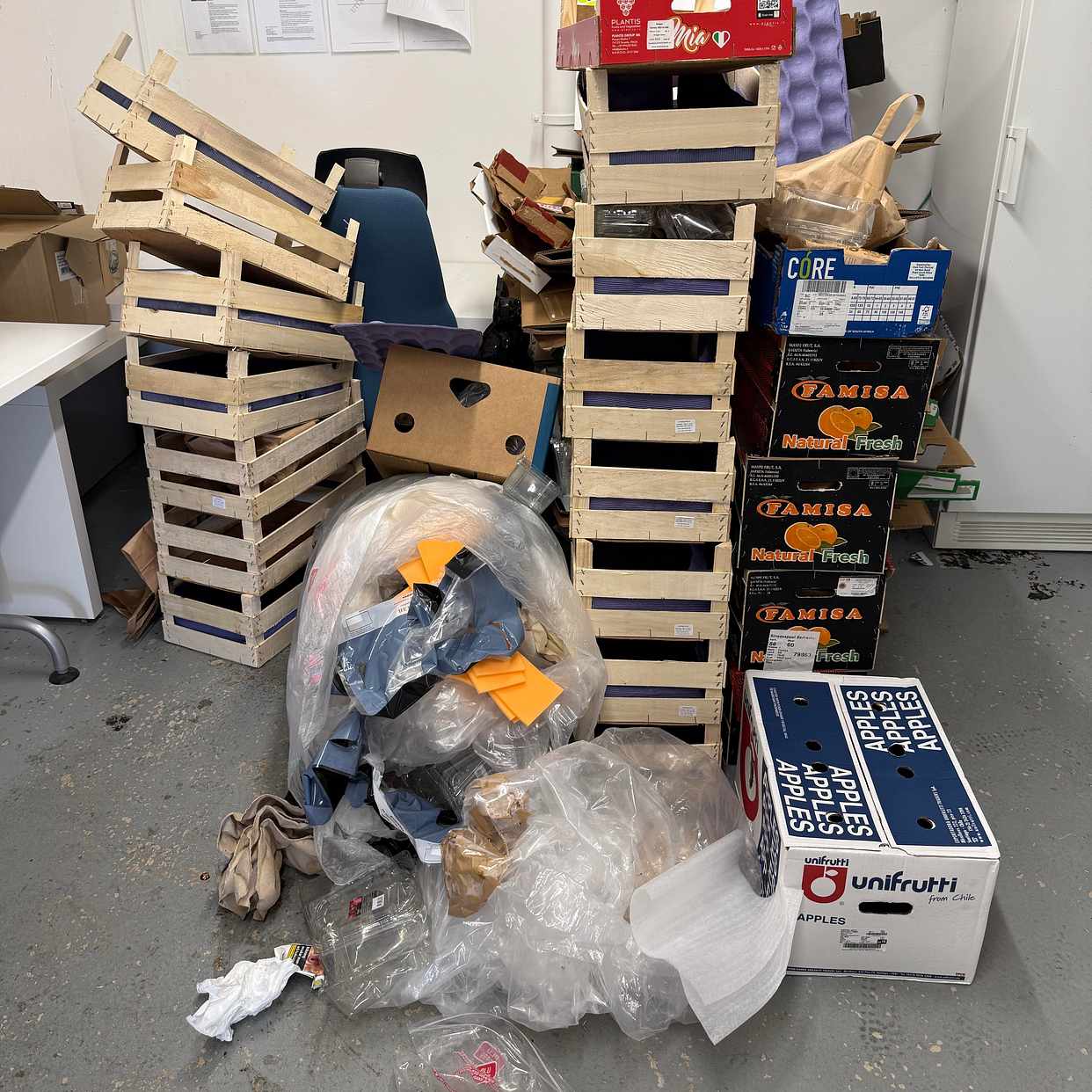 image of Kartonger, plast , träd - Bromma