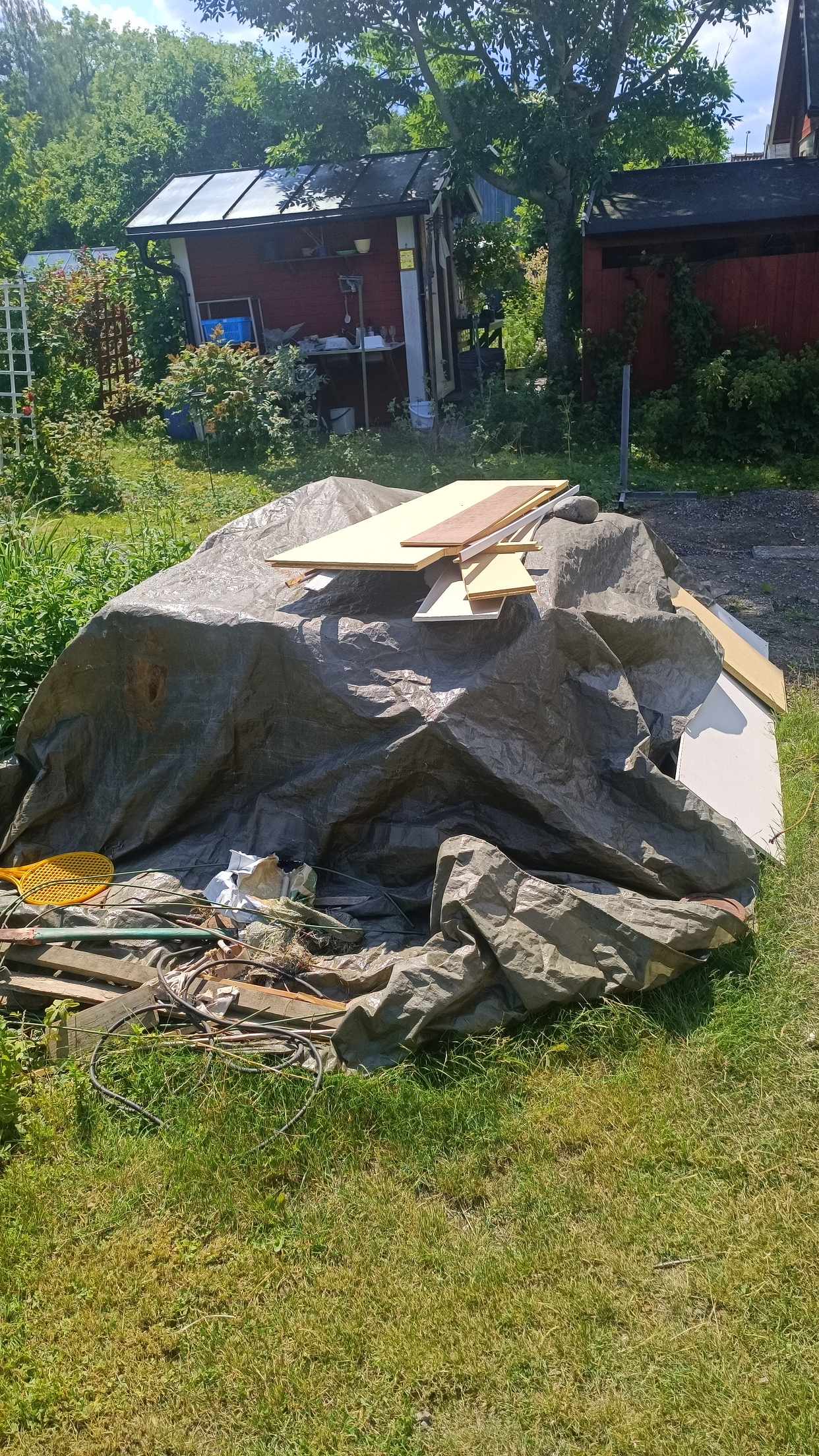 image of Skräp från tomt - Sköndal
