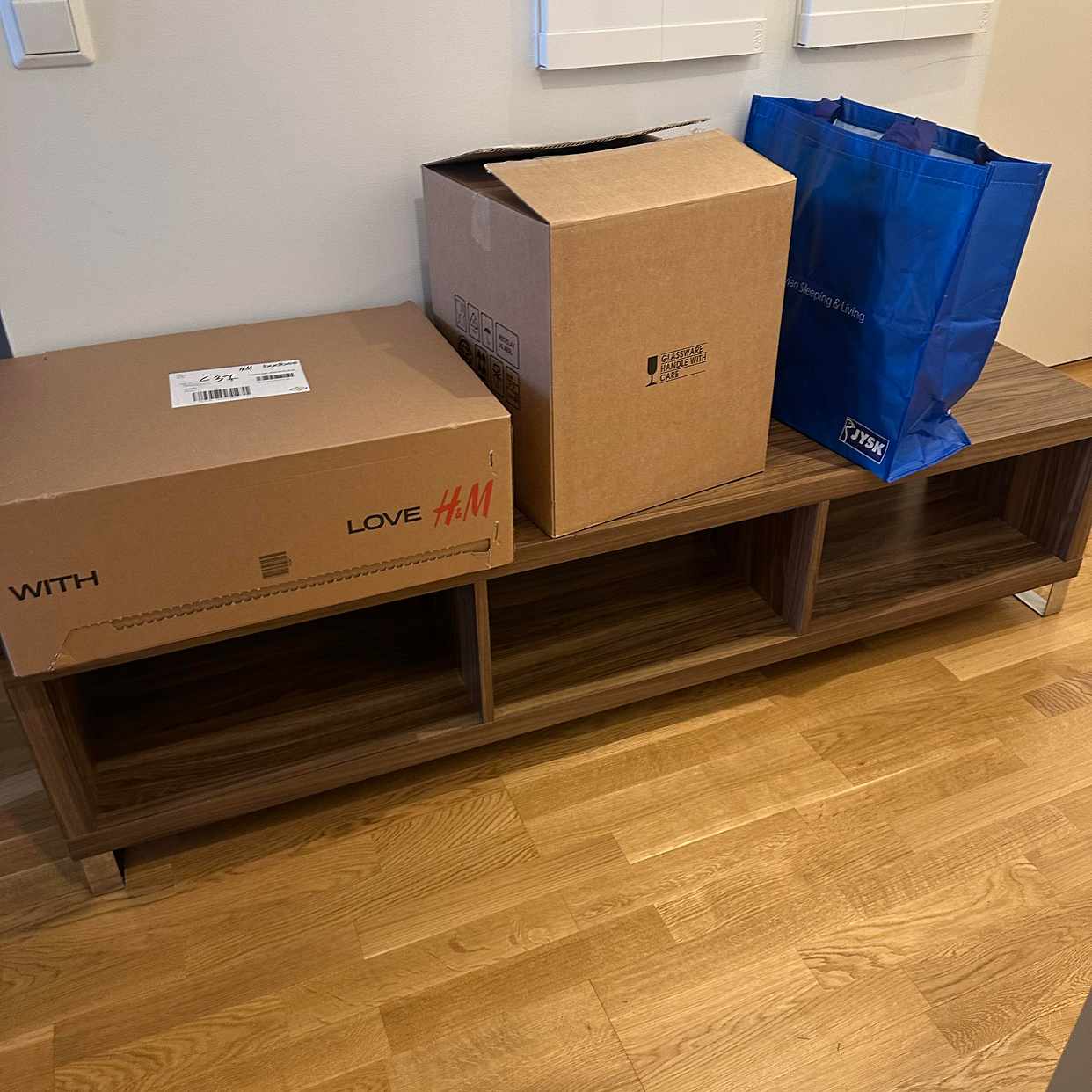 image of Flytt av tv-bänk/kartong - 