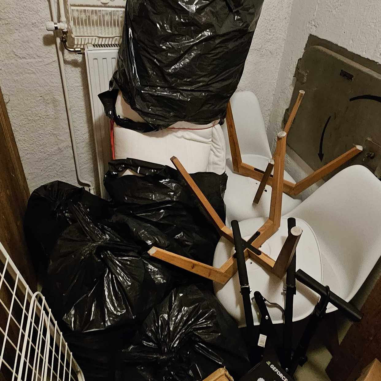 image of Mycket skräp från flytt - Täby
