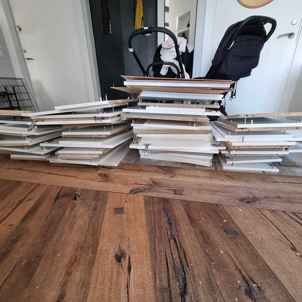 image of Isärskruvad stor Ikea-skå - Stockholm
