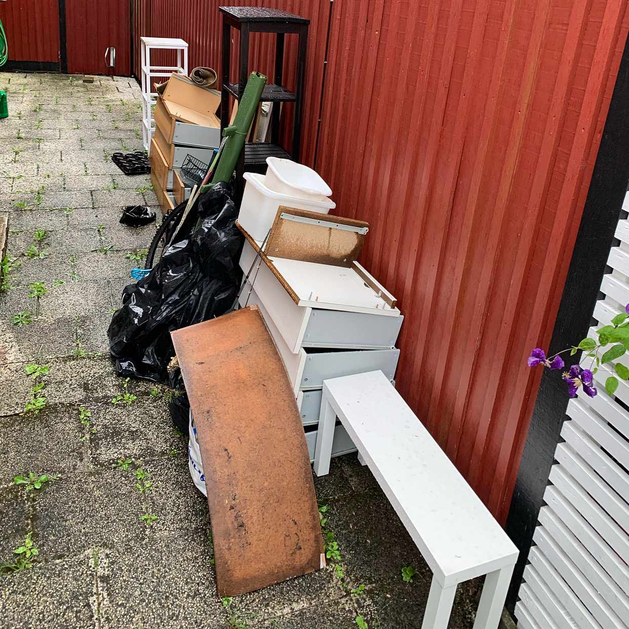image of Trasiga möbler, kvistar - Tullinge