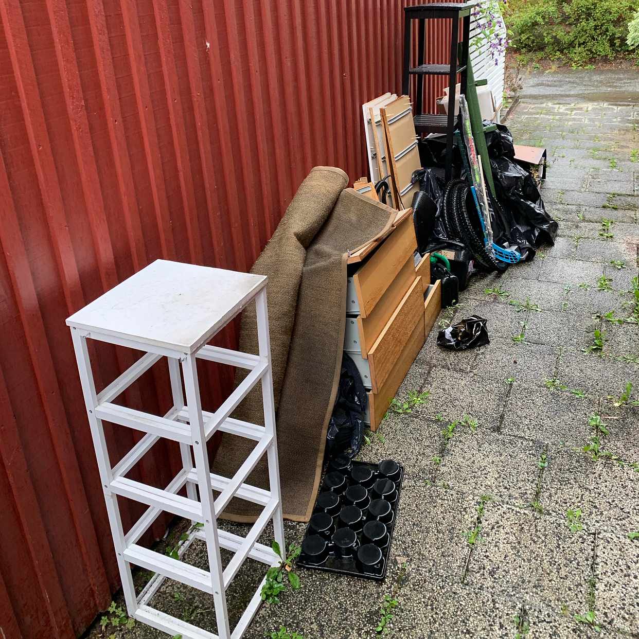 image of Trasiga möbler, kvistar - Tullinge
