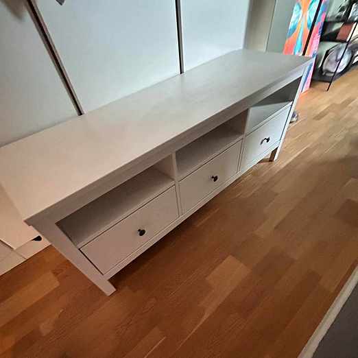 image of Tv-bänk skänkes - Stockholm
