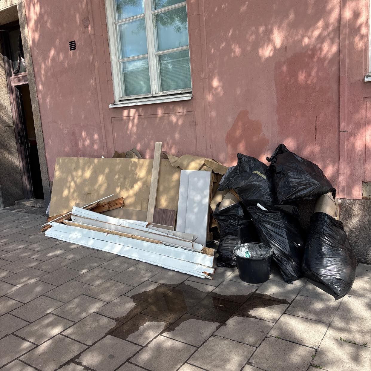 image of Slänga byggmaterial - Stockholm