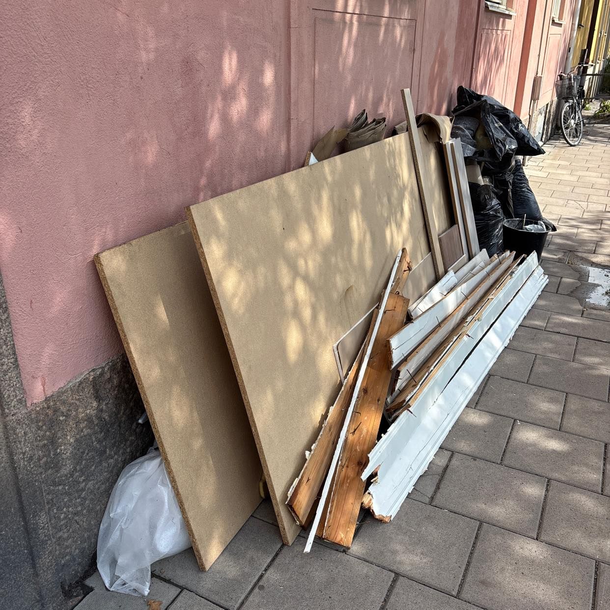 image of Slänga byggmaterial - Stockholm