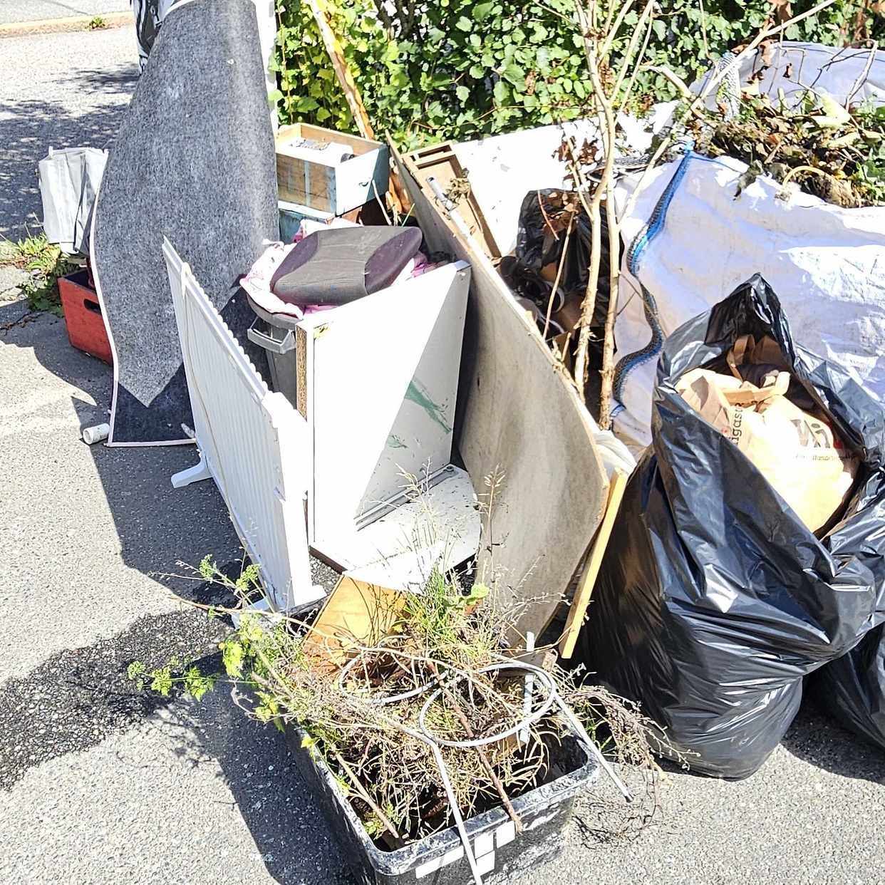 image of En jäkla massa skräp - Sköndal