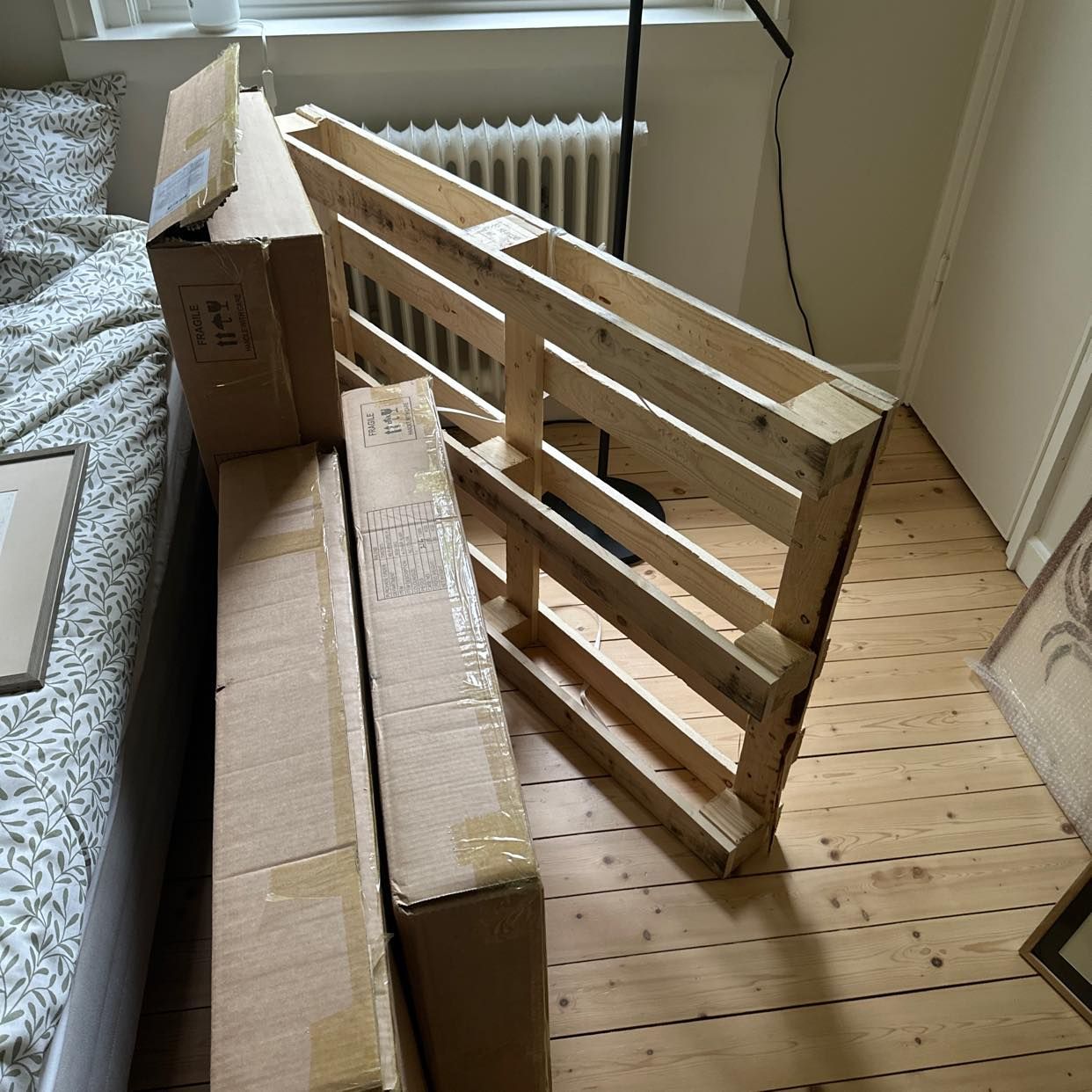 image of 3 cardboards and a pallet - Göteborg