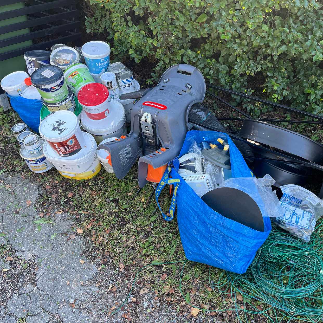 image of Färgburkar, metall etc - Huddinge