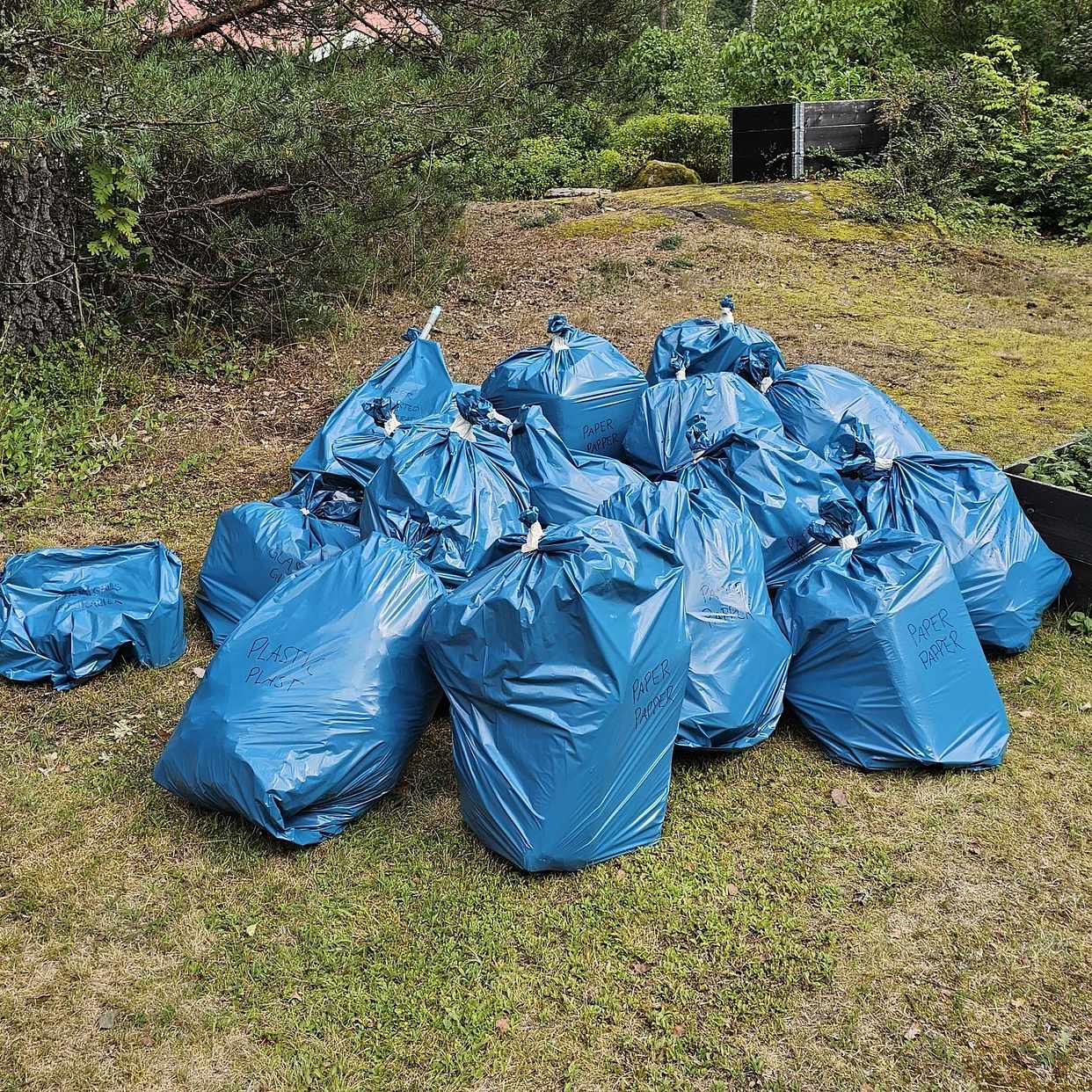 image of 17 påsar plast, papper mm - Tungelsta