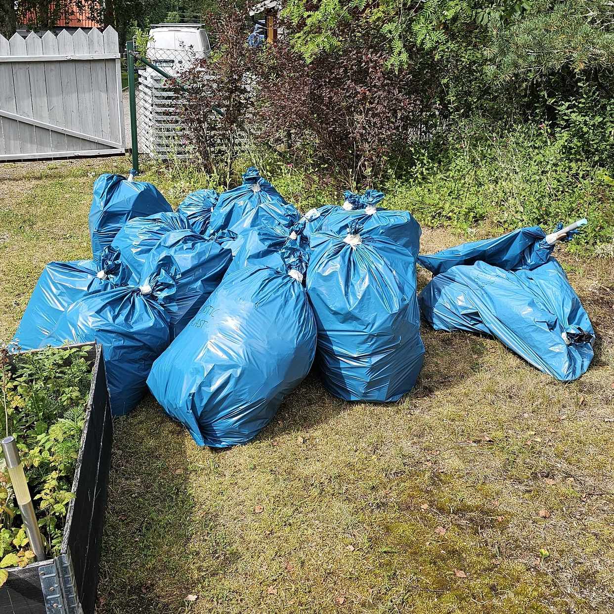 image of 17 påsar plast, papper mm - Tungelsta