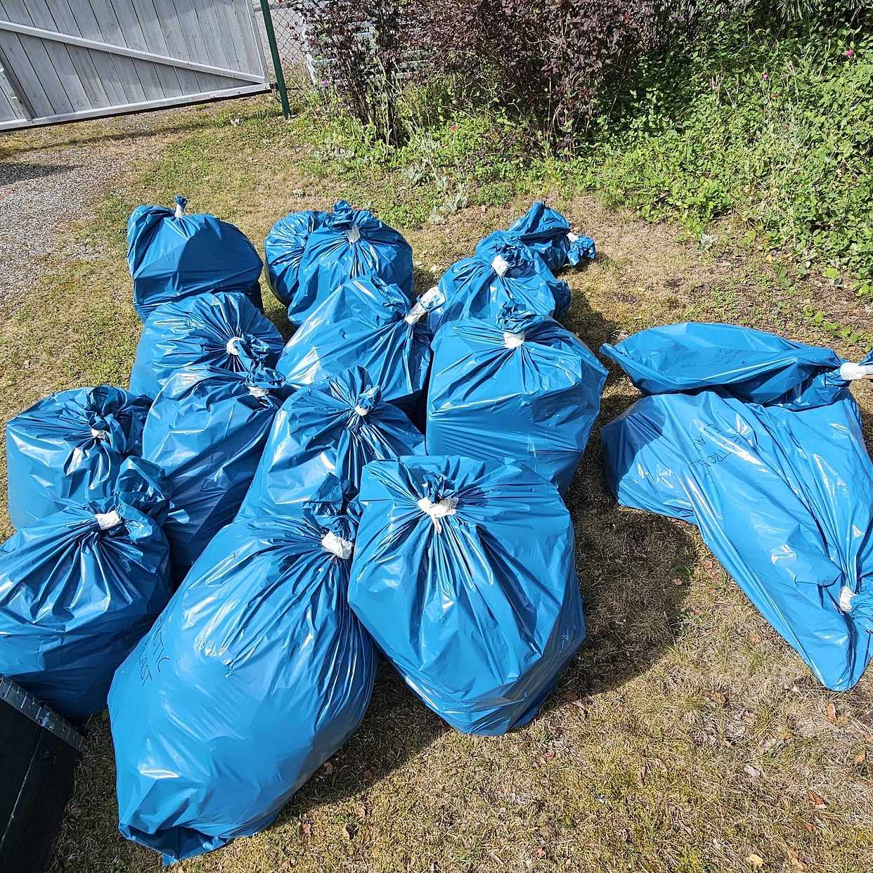 image of 17 påsar plast, papper mm - Tungelsta