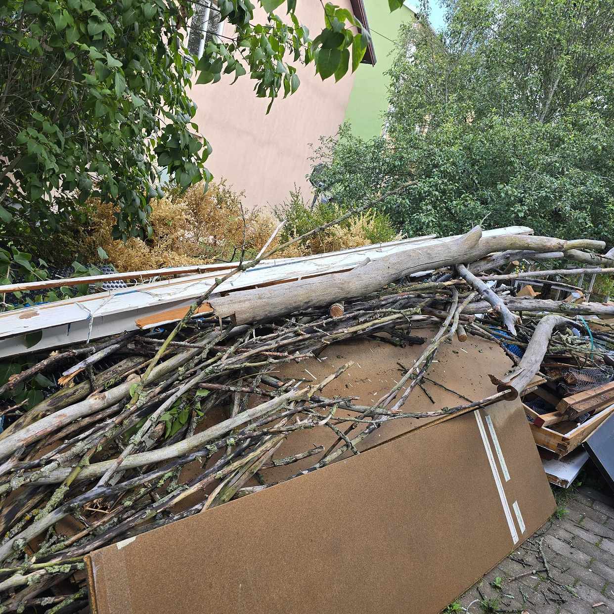 image of Trasiga möbler och trä - Älvsjö