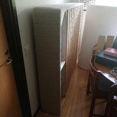 image of Flytt av 140 cm bred säng - 