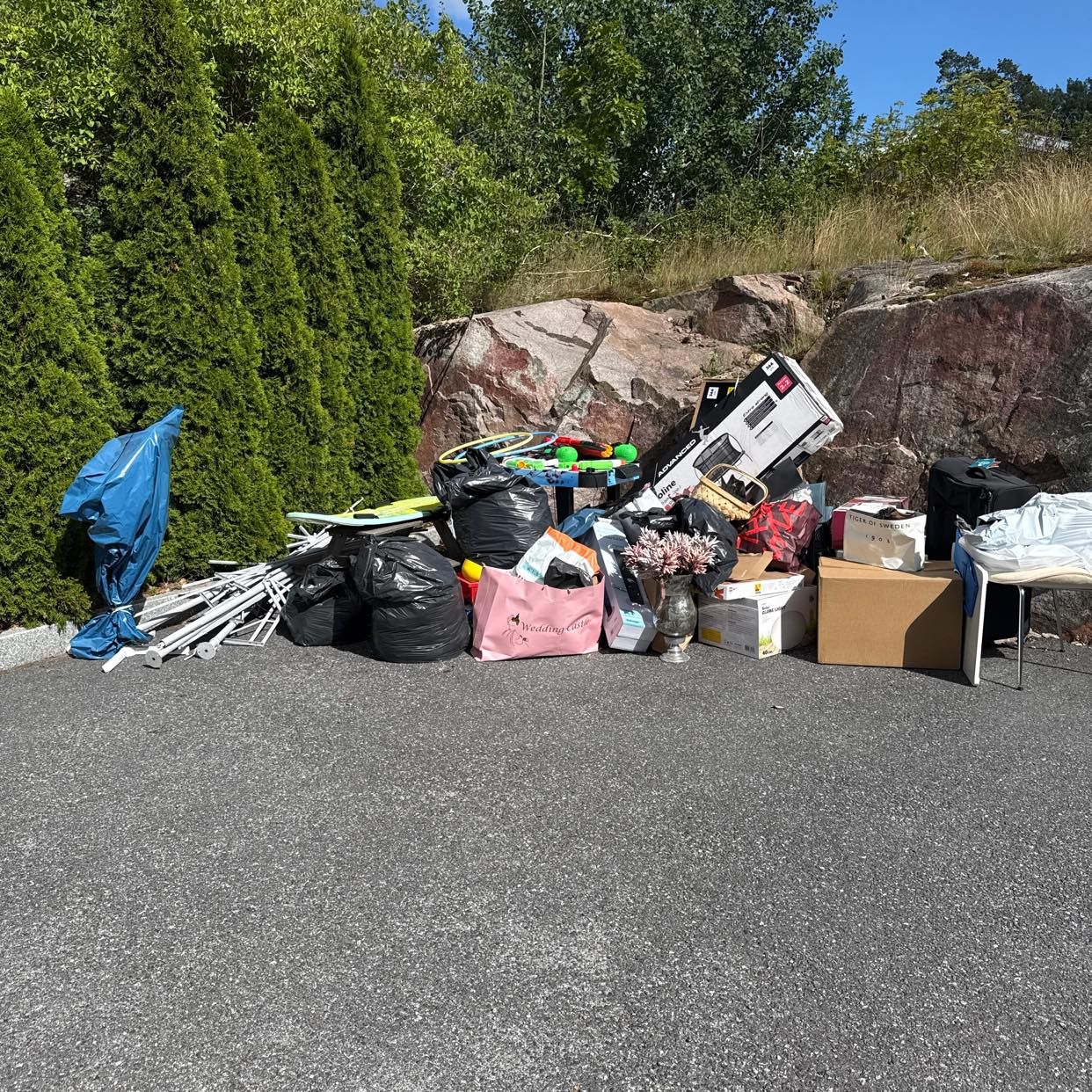 image of Kartonger , plast, kläder - Vallentuna
