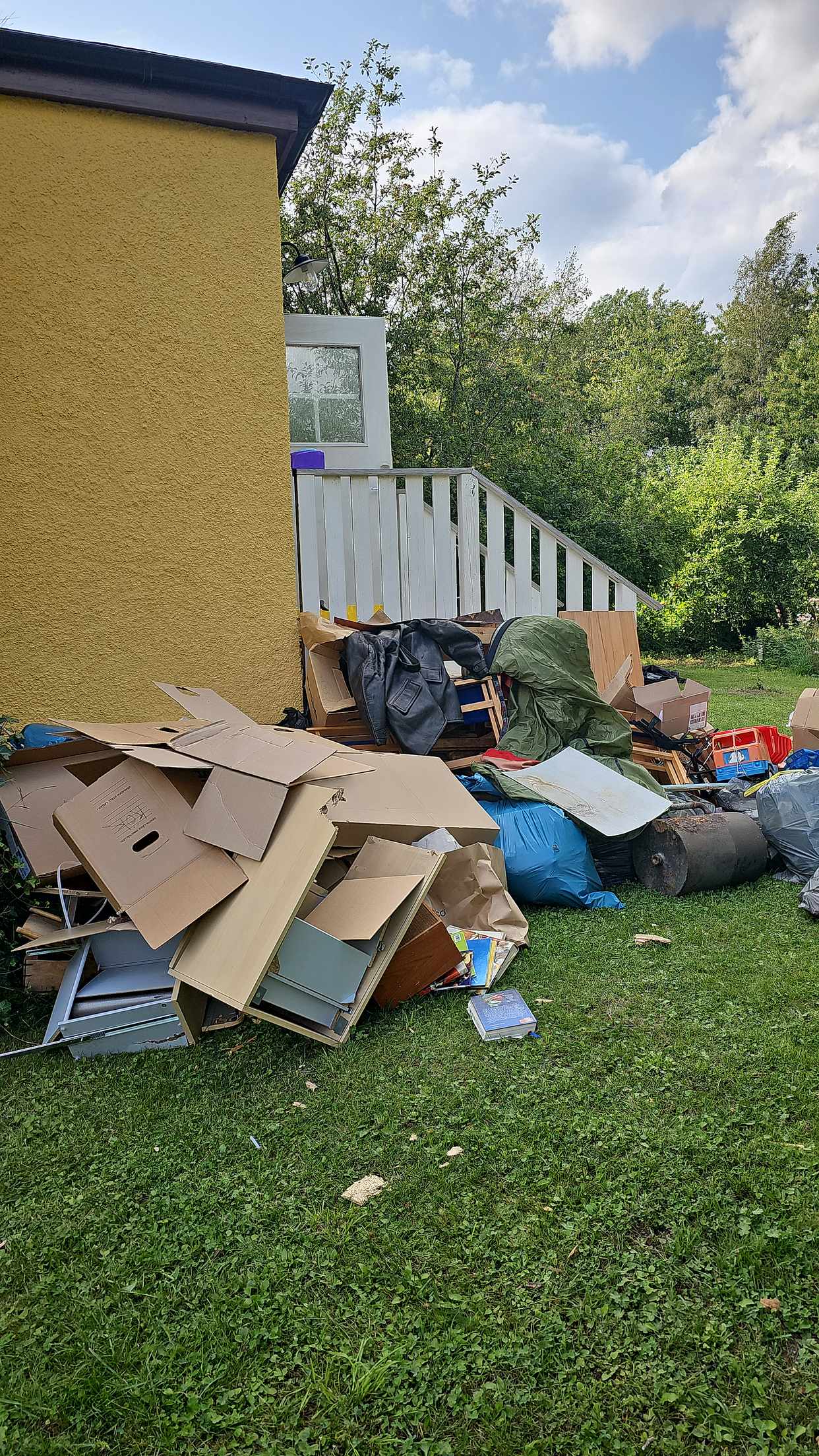 image of Div i från vind i villa. - Enskededalen