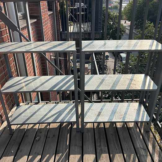 Metallhyllor bortskänkes