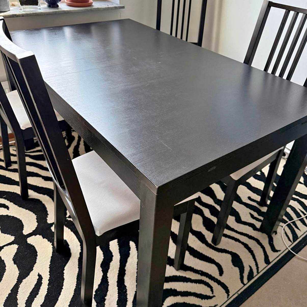 image of Table and 6 chairs - 