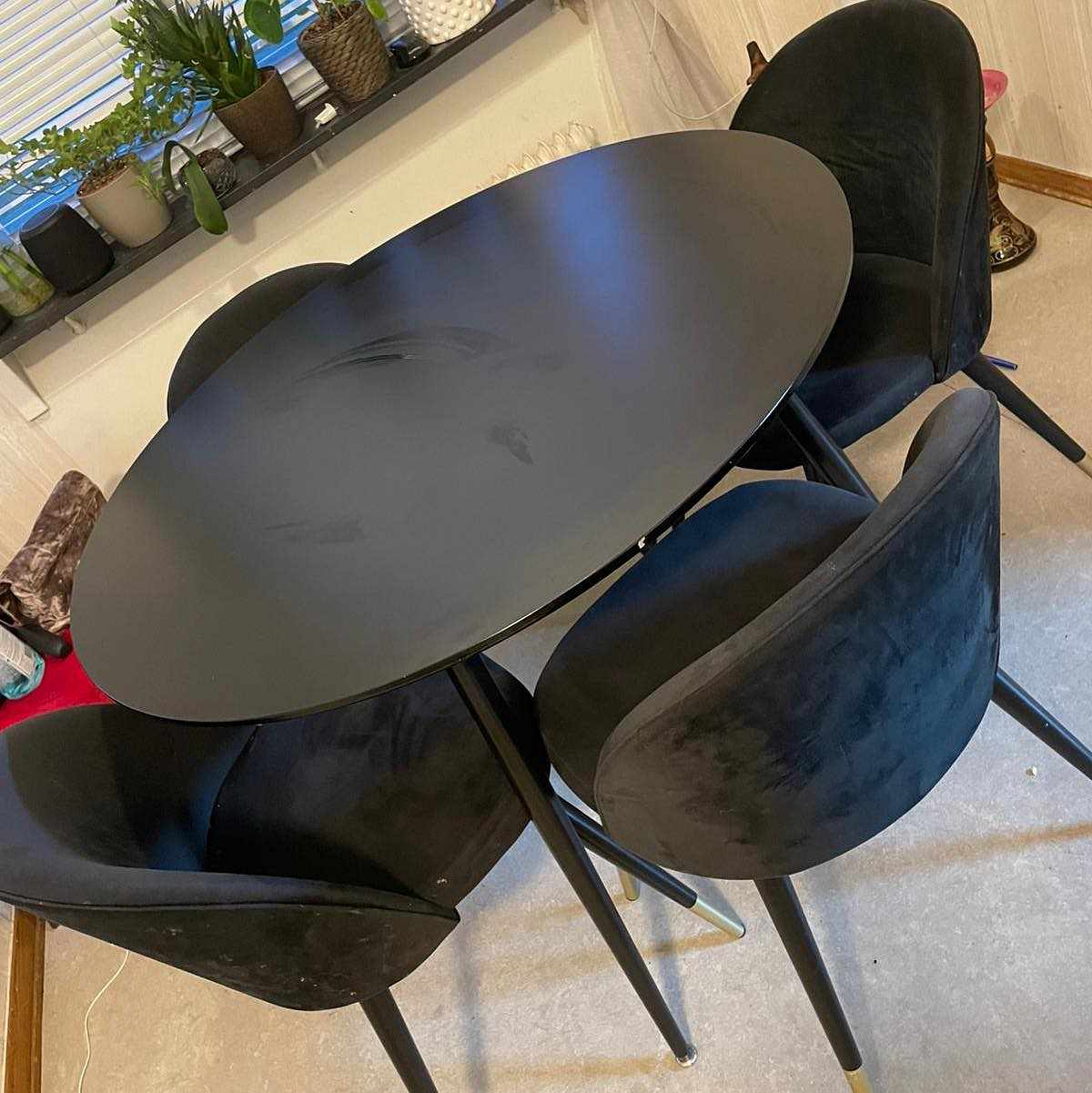 image of Fyra stolar och matbord - 