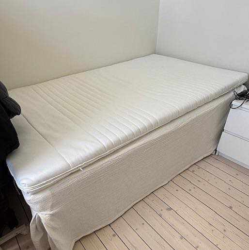 image of En säng och bäddmadrass - 