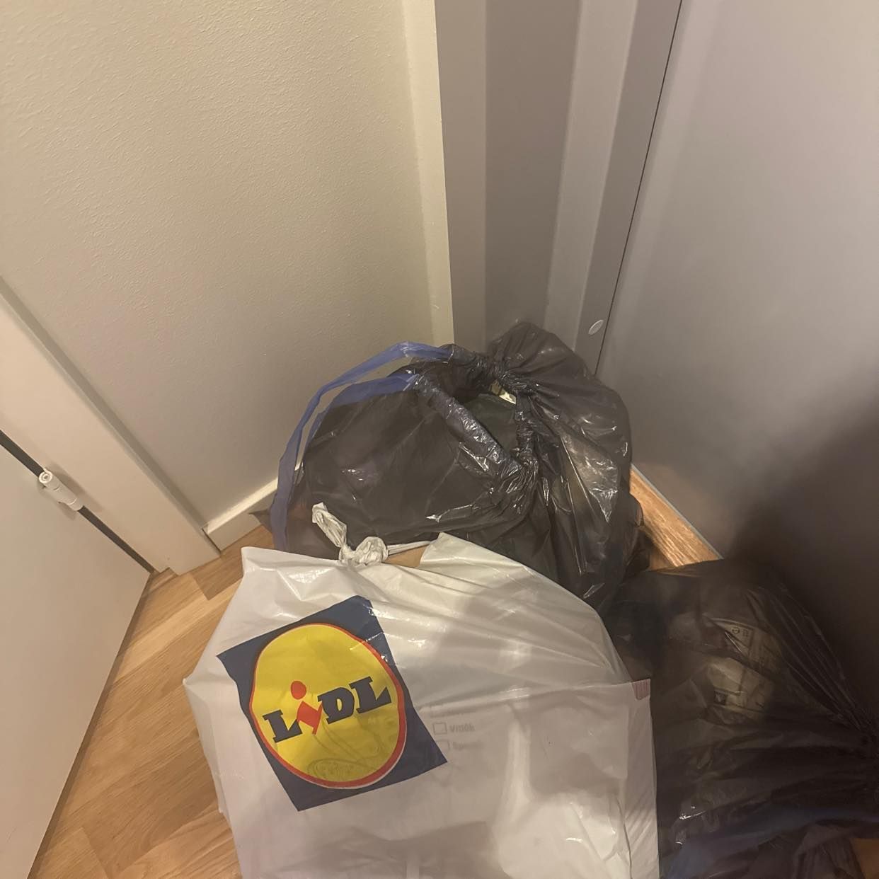 Kartonger och små skräp