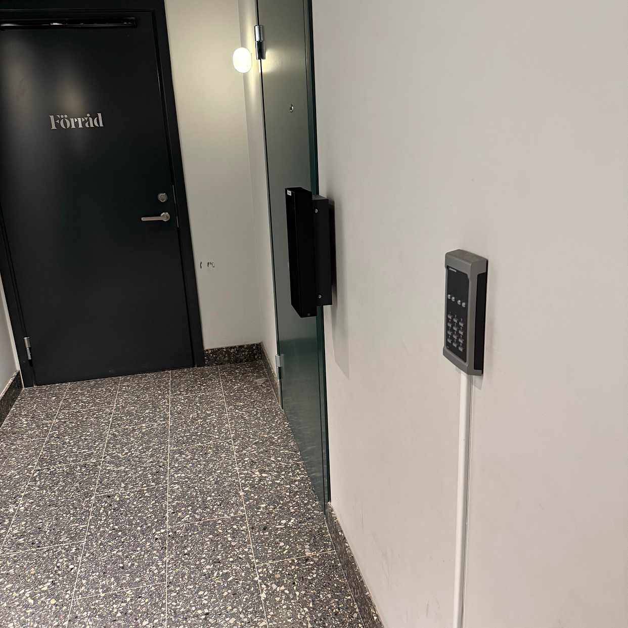 image of Kartonger och en drinkvag - Norrmalm