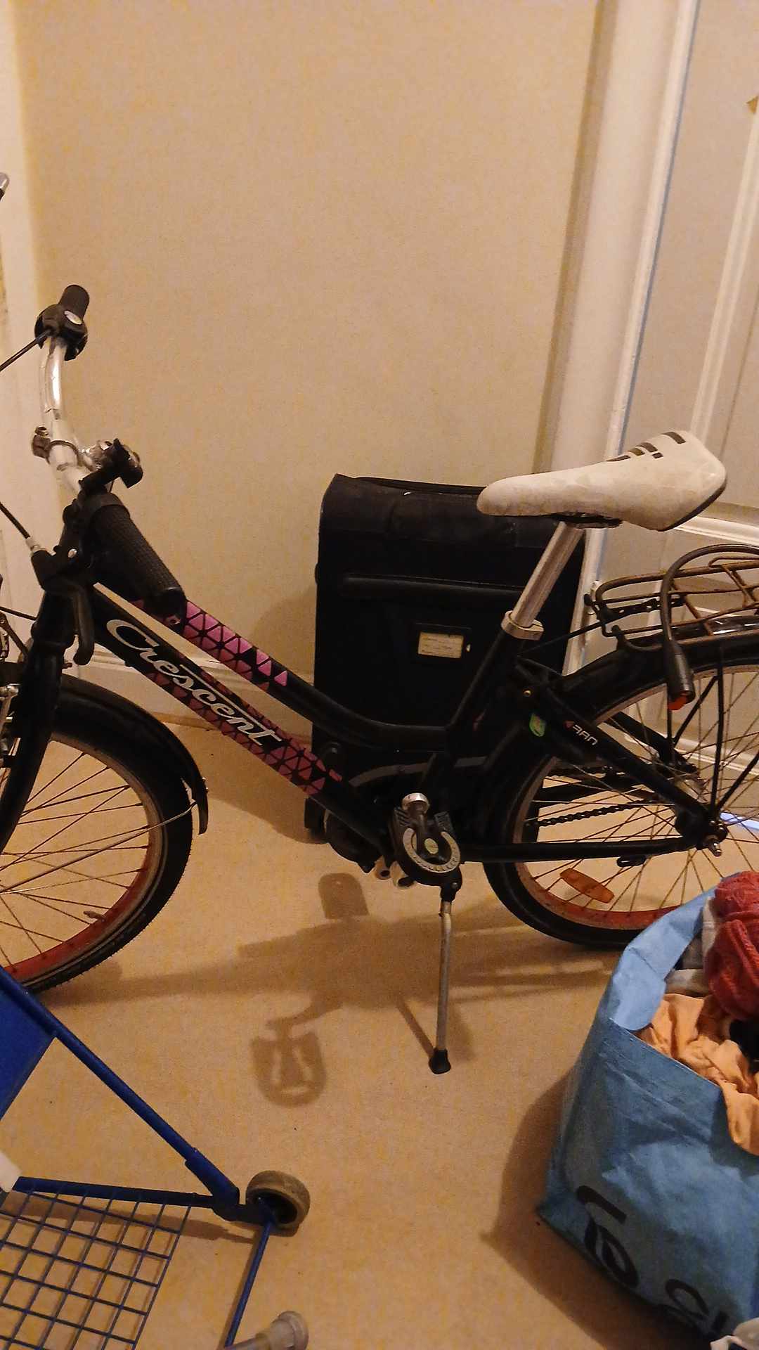 image of Flyttlådor/cykel/resväska - 
