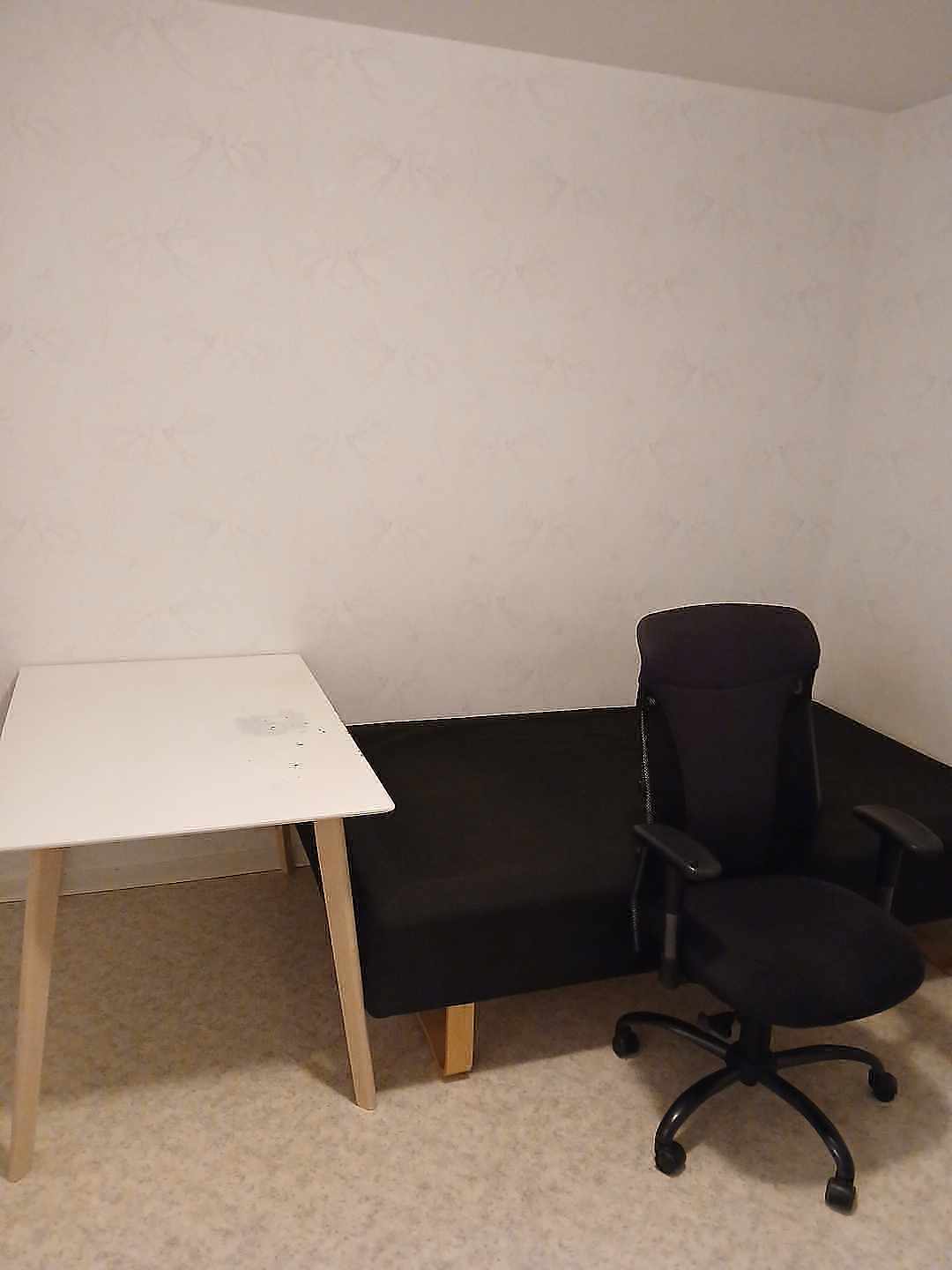 Datastol, bord och säng