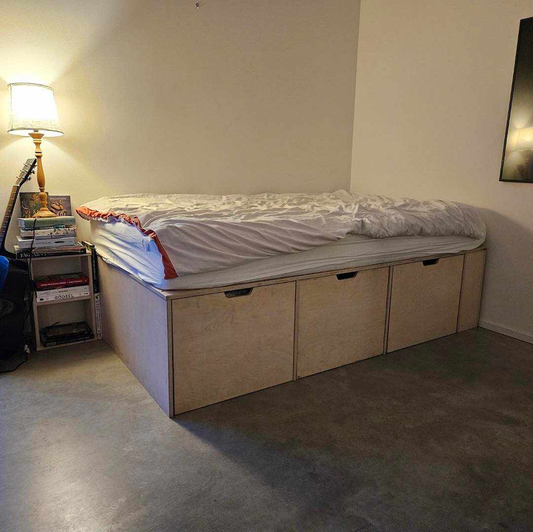 Kort flytt av tung säng