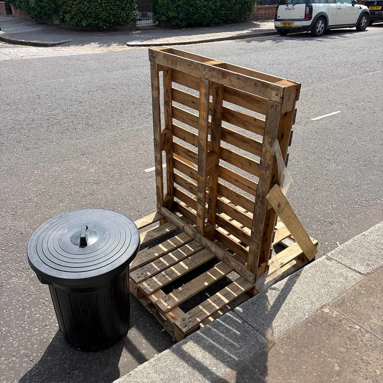 Pallet and bin